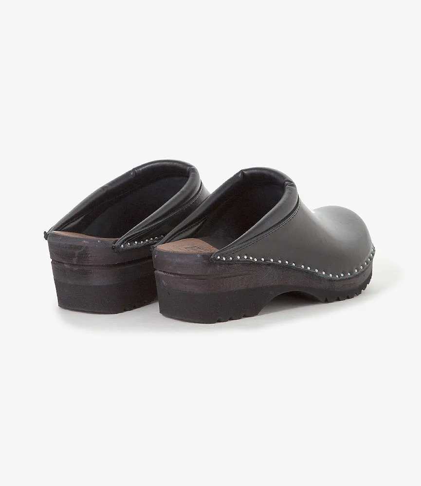 'Monet' Clog ?C Black Leather Contoured Shape
