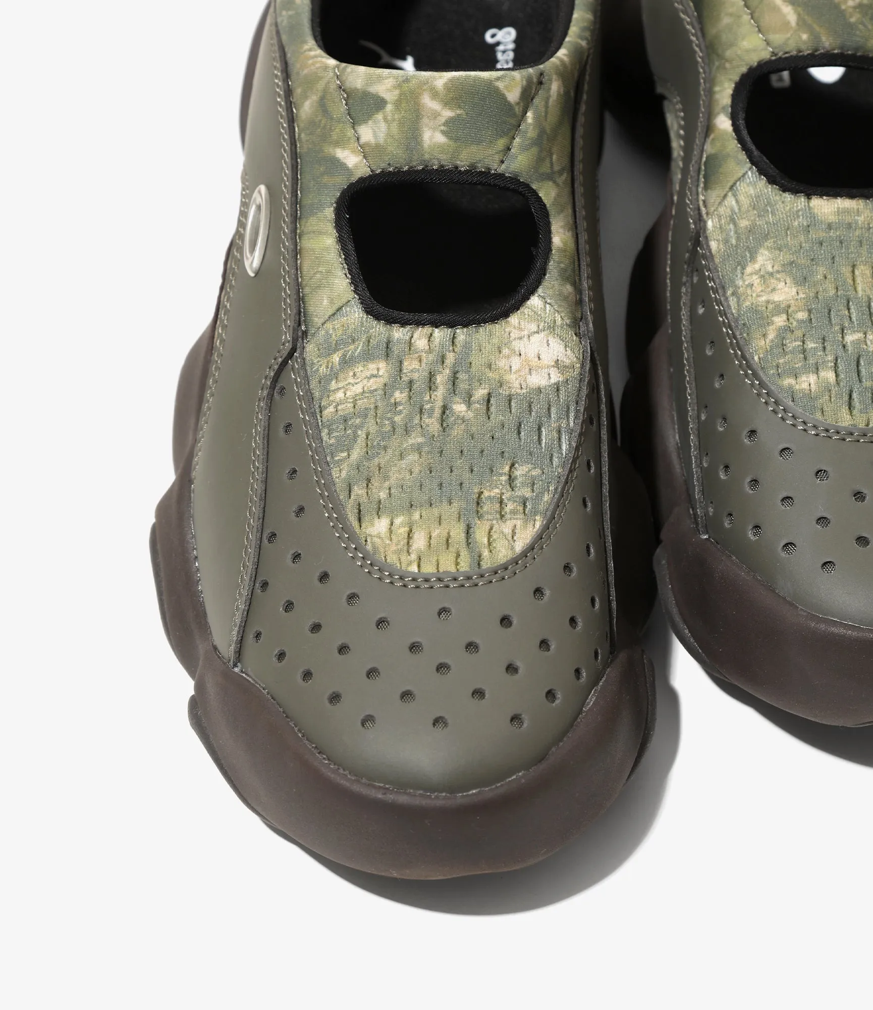 Foam padding helps protect joints during high-impact moves Flesh Sandal ?C?Olive/Camo